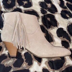 🌟AEO Tan Suede Ankle Booties With Tassels & Small Heel Size 8